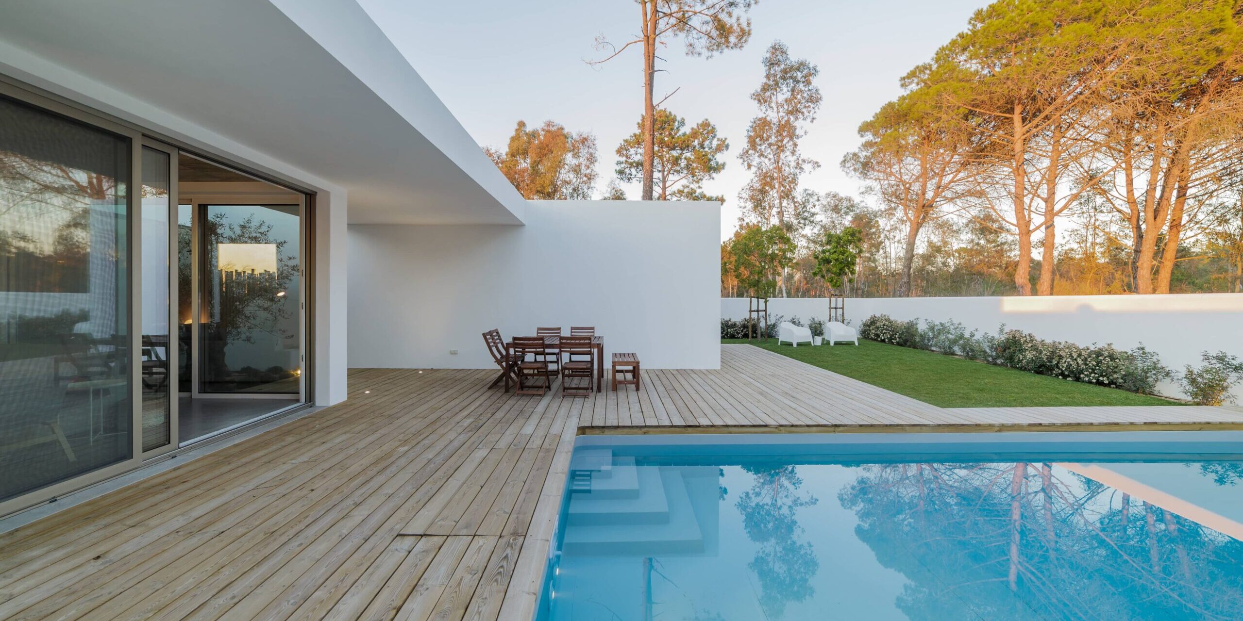 modern-house-with-garden-swimming-pool-and-wooden--PZYTES5